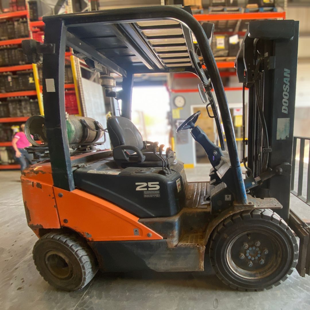 Chariot élévateur pneumatique à combustion interne Doosan - 5000 lb - G25N