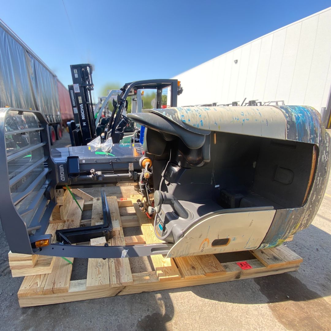 Crown Narrow Aisle Forklift - 3200 lb - RMD6095S