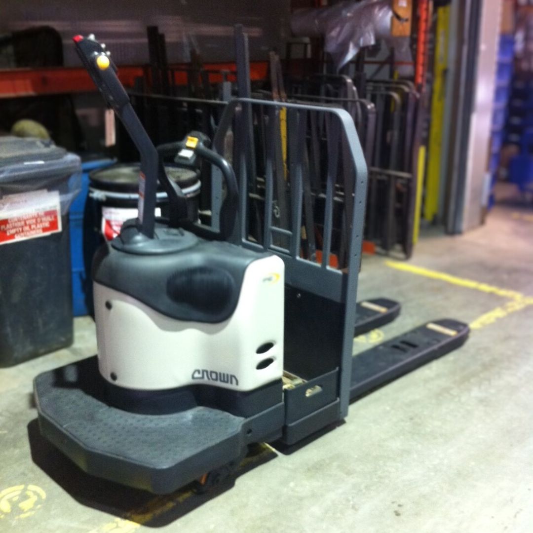 Crown 6000lbs pallet truck - PE4000-60 (1)
