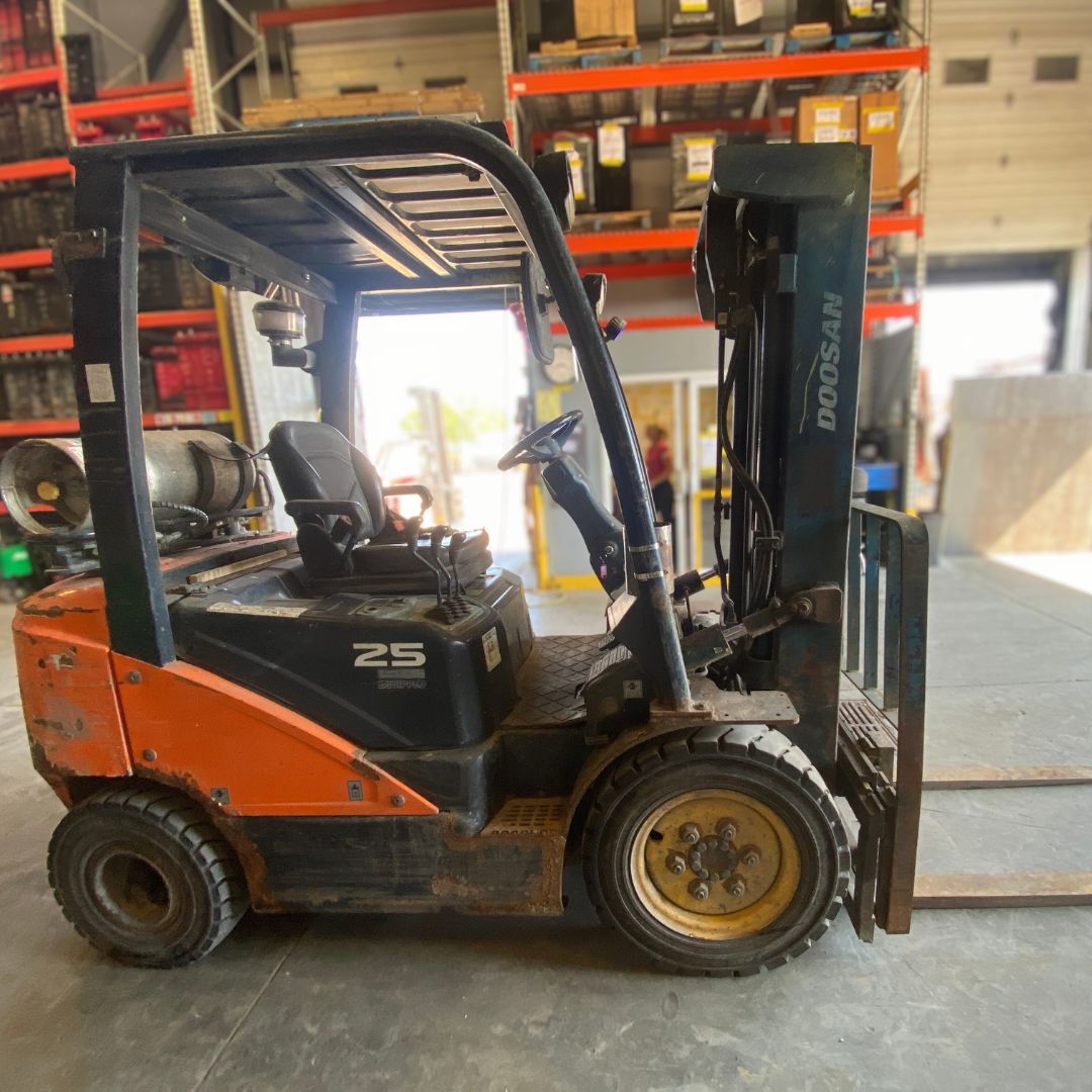 Chariot élévateur pneumatique à combustion interne Doosan - 5000 lb - G25N