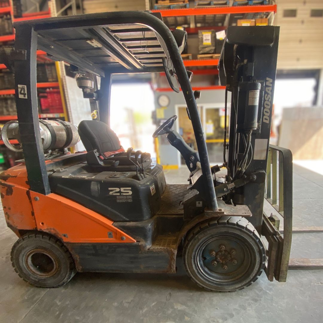 Chariot élévateur pneumatique à combustion interne Doosan - 5000 lb - G25N