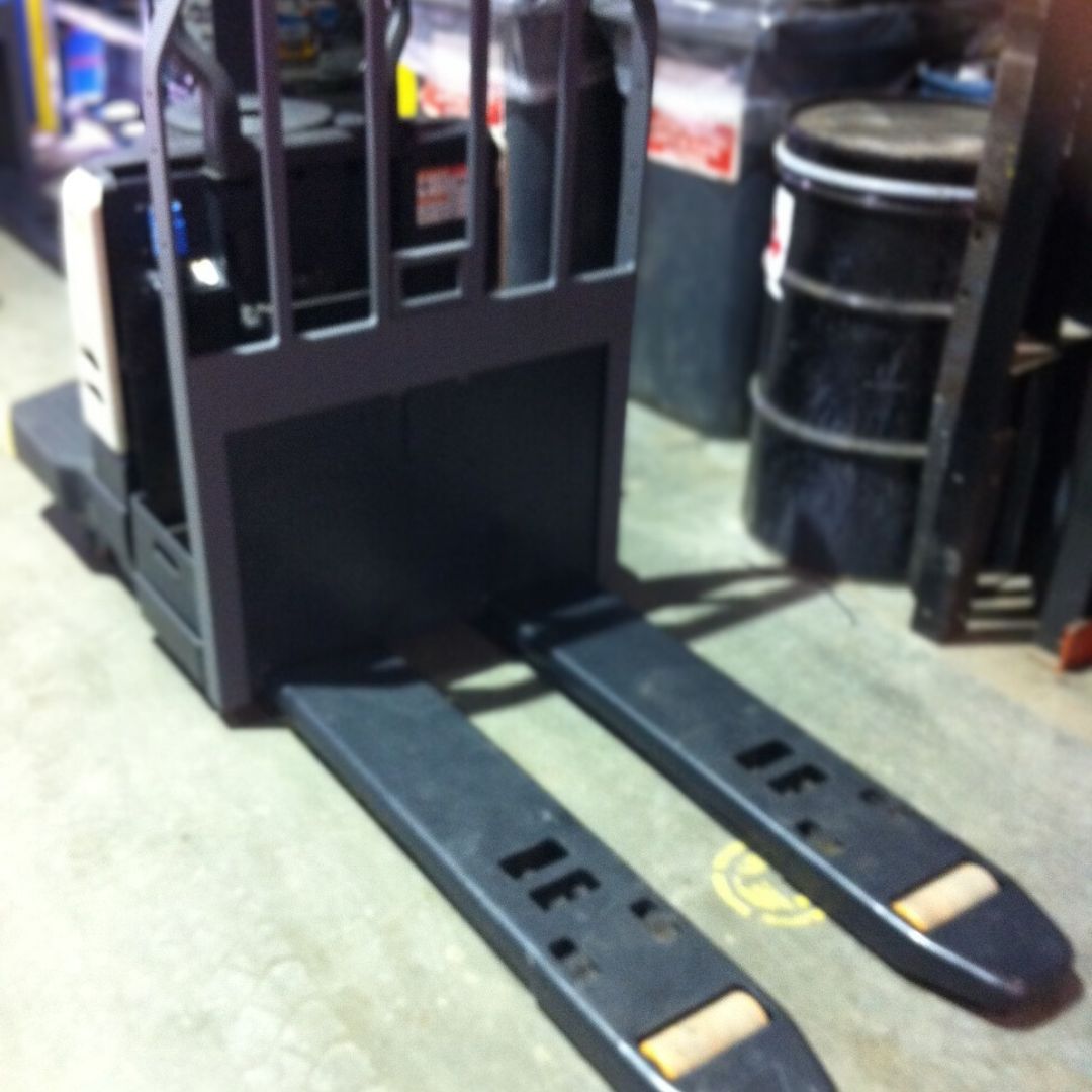 Crown Pallet Truck 6000lbs - PE4000-60 (2)