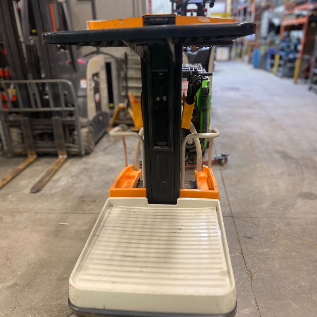 Préparateur de commande à poste de conduite élevable pour petite charge - 750 lbs - WAV60