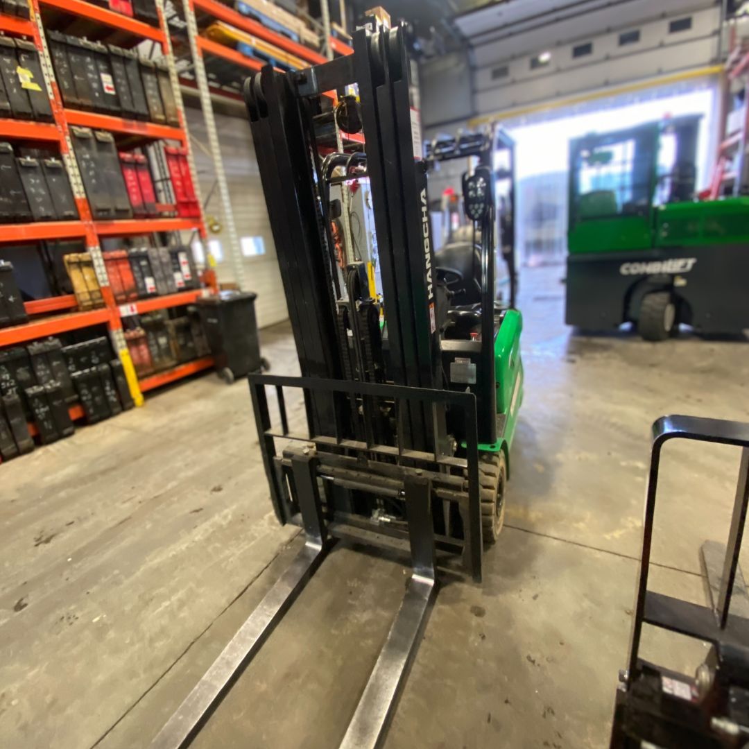 Chariot élévateur à 3 roues électrique à conducteur assis - 3500 lb - CPDS18