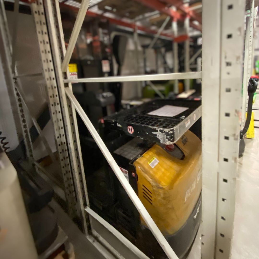 Préparateur de commande à poste de conduite élevable pour petite charge - J1-162