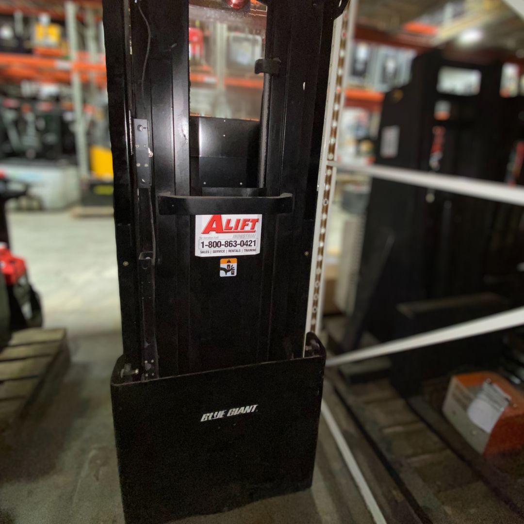 Préparateur de commande à poste de conduite élevable pour petite charge - J1-162