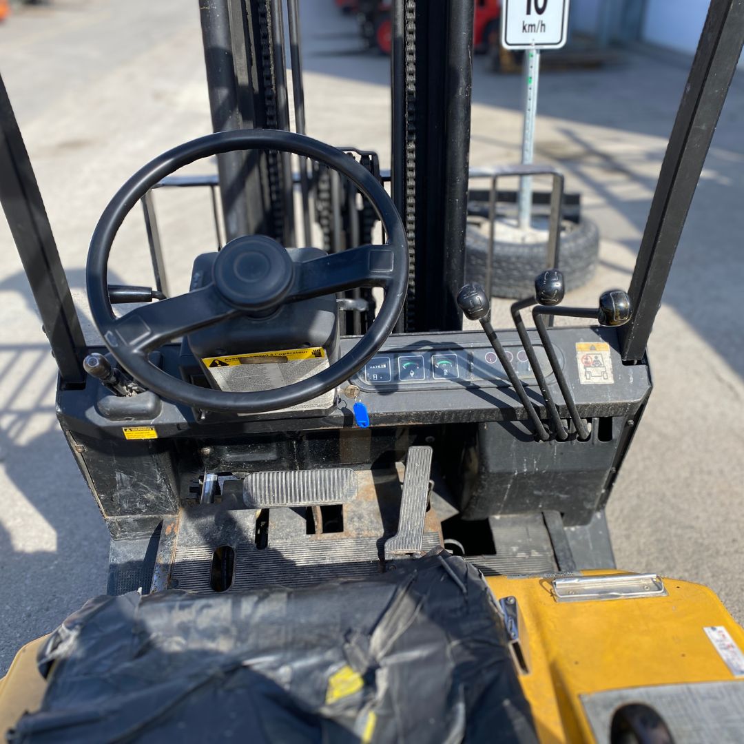 Chariot élévateur à combustion avec pneu pneumatique - 4000 lb - GLP040
