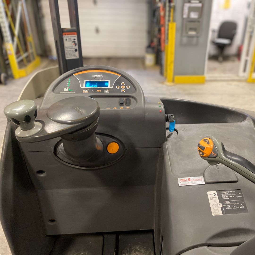 Chariot élévateurs à allée étroite Crown - 4500 lb - RM6095S